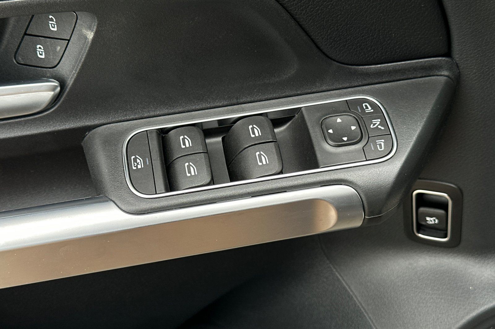 2025 Mercedes Benz GLB 250 photo 17