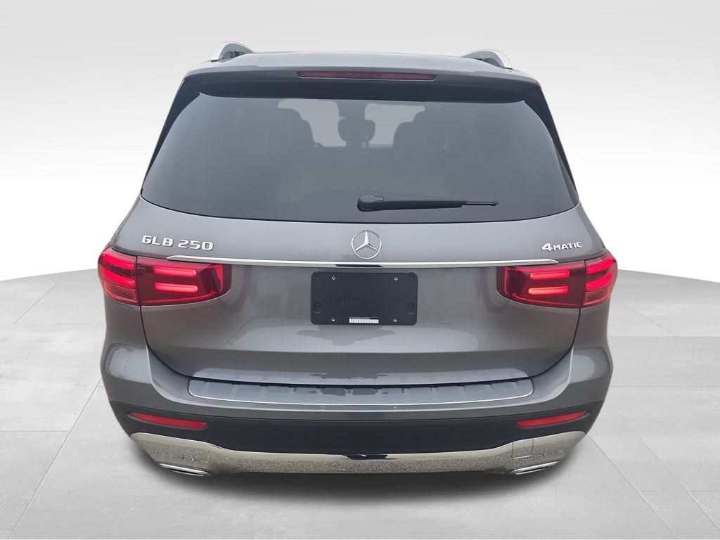 2026 Mercedes Benz GLB 250 4MATIC photo 4