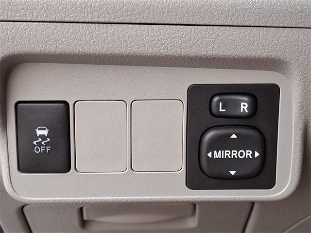 2011 Toyota Corolla LE photo 26