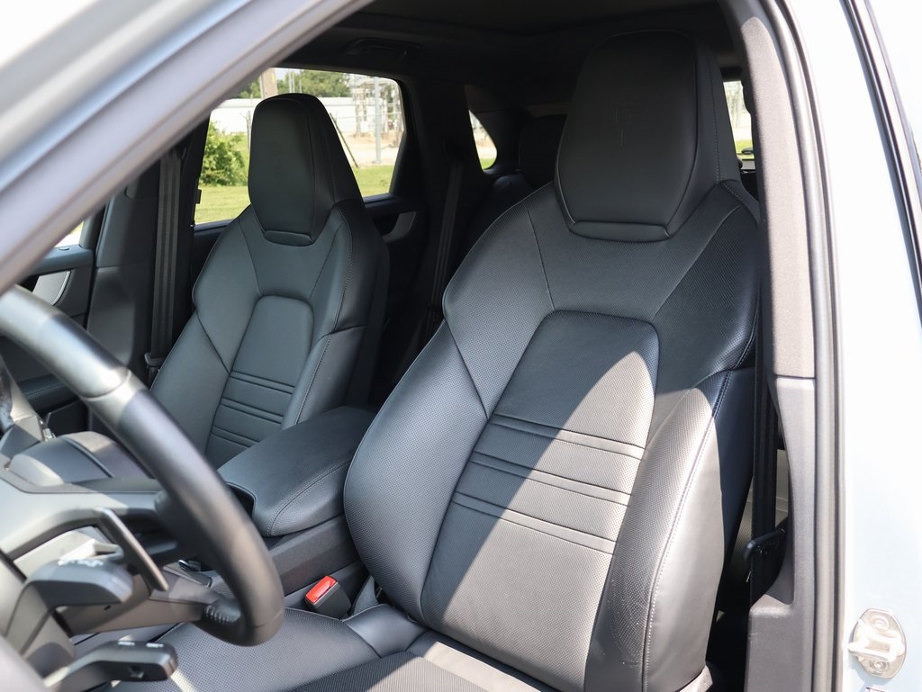 2024 Porsche Cayenne S photo 3