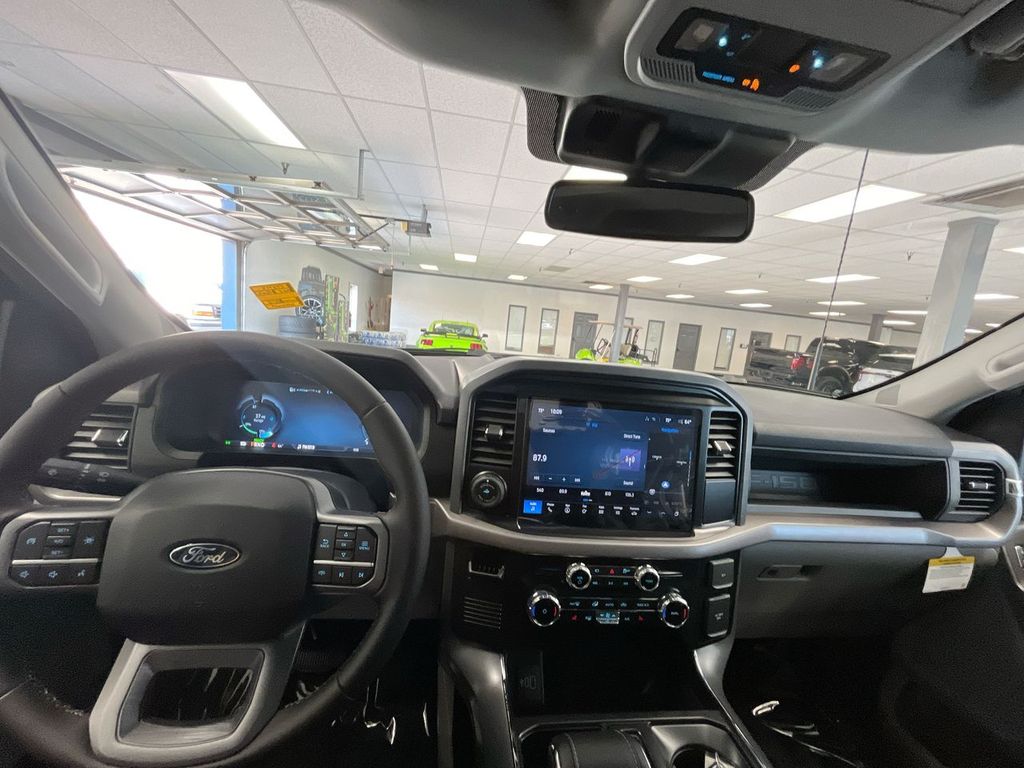 2025 Ford F-150 Lightning XLT photo 15