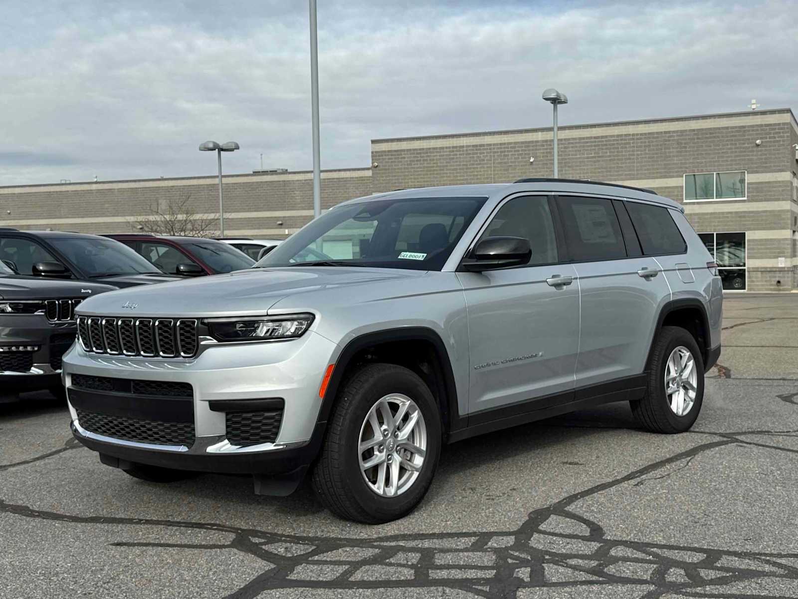 2025 Jeep Grand Cherokee L Laredo's photo