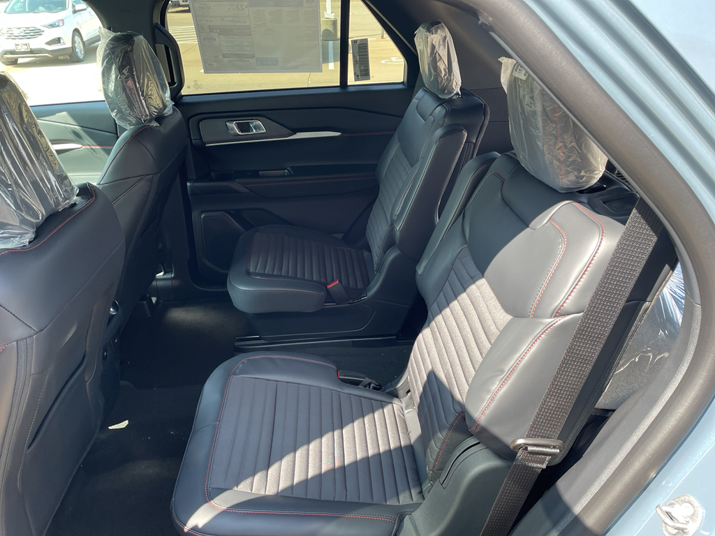 2025 Ford Explorer ST-Line photo 18