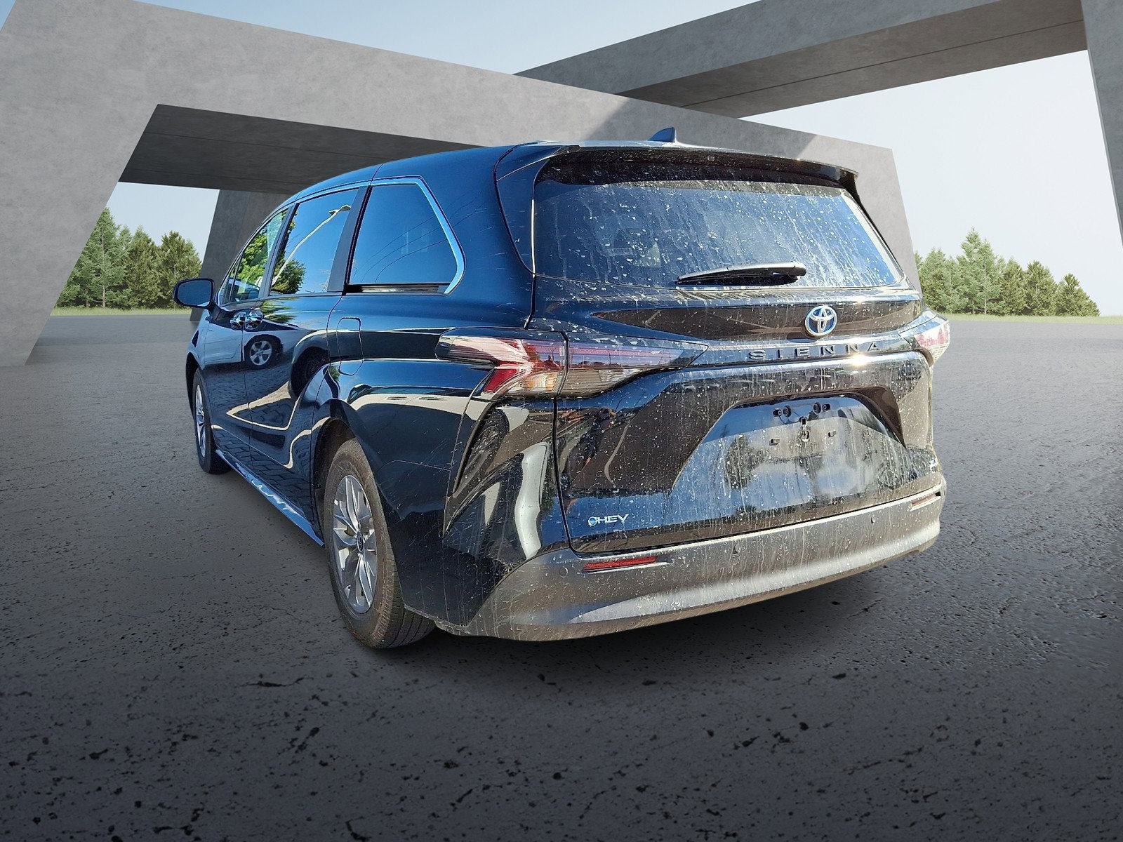 2025 Toyota Sienna XLE photo 2