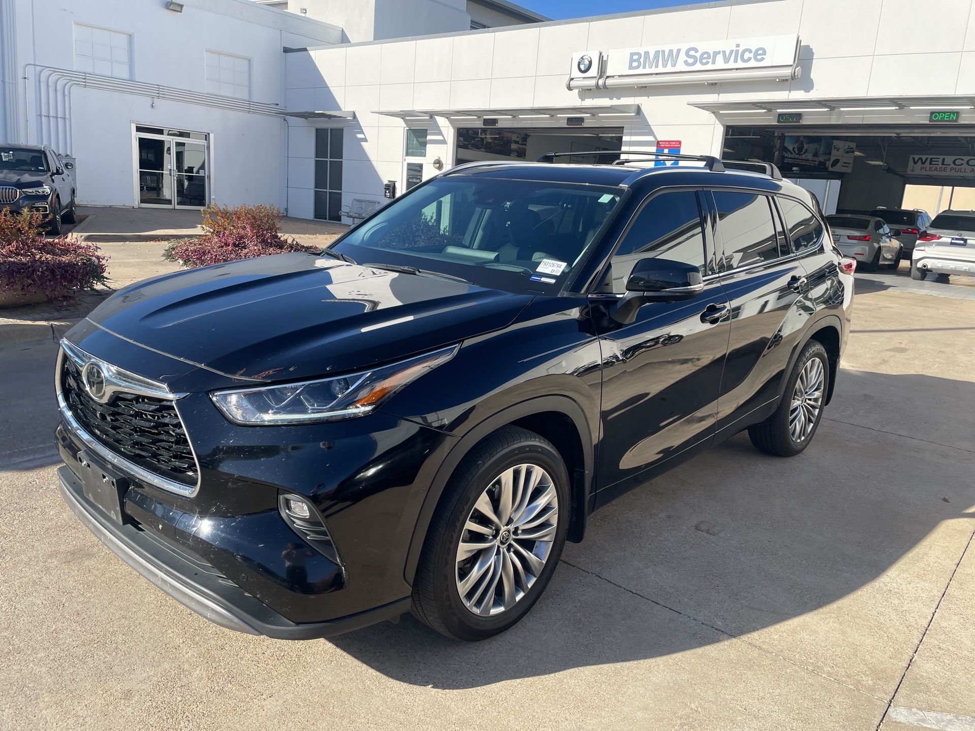 2023 Toyota Highlander Platinum's photo