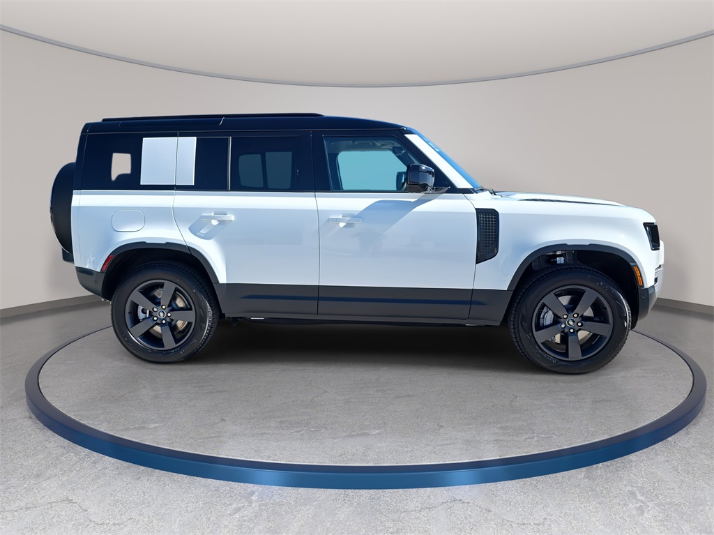 2025 Land Rover Defender 110 S photo 4
