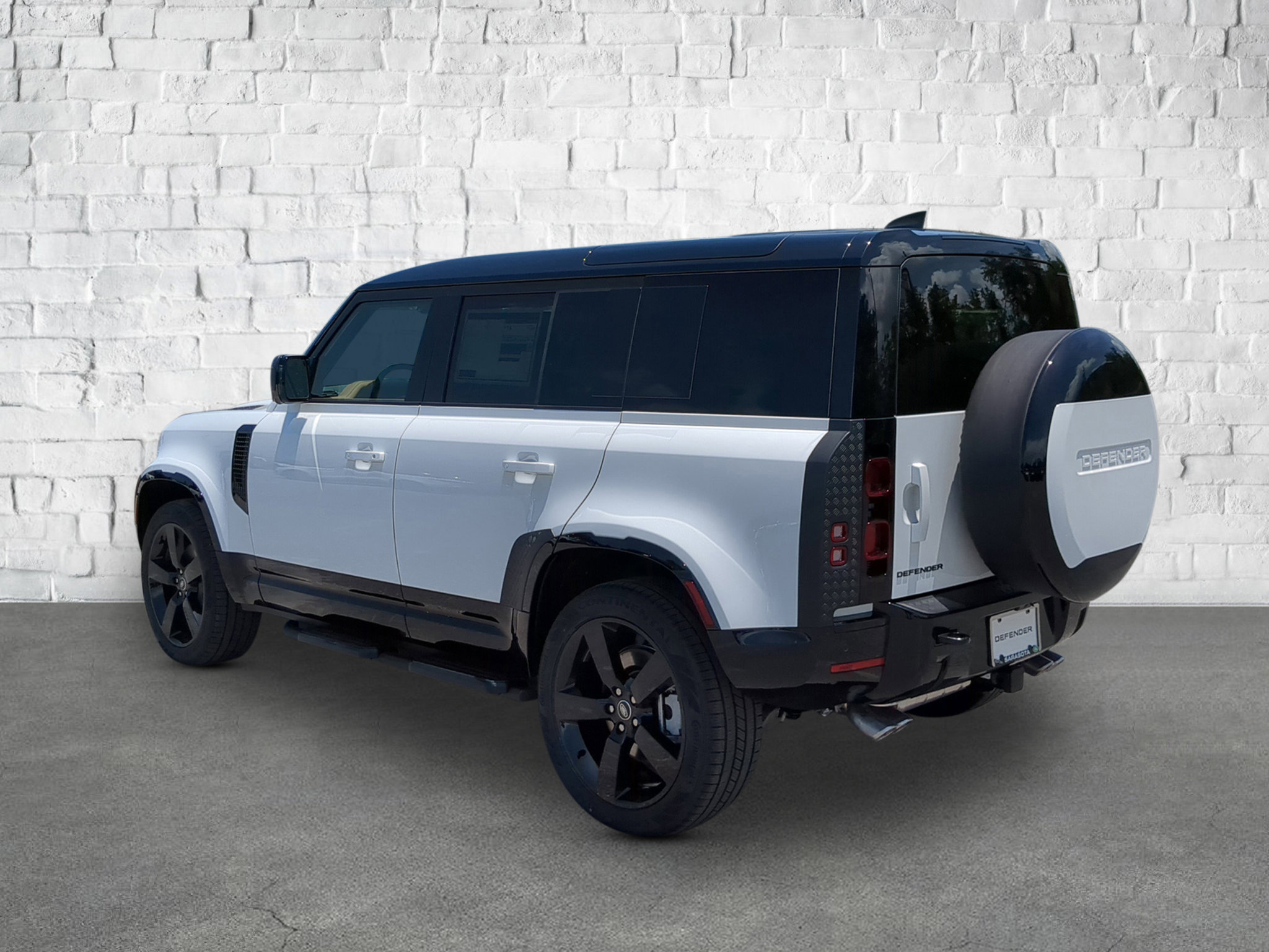 2025 Land Rover Defender X-Dynamic SE photo 4