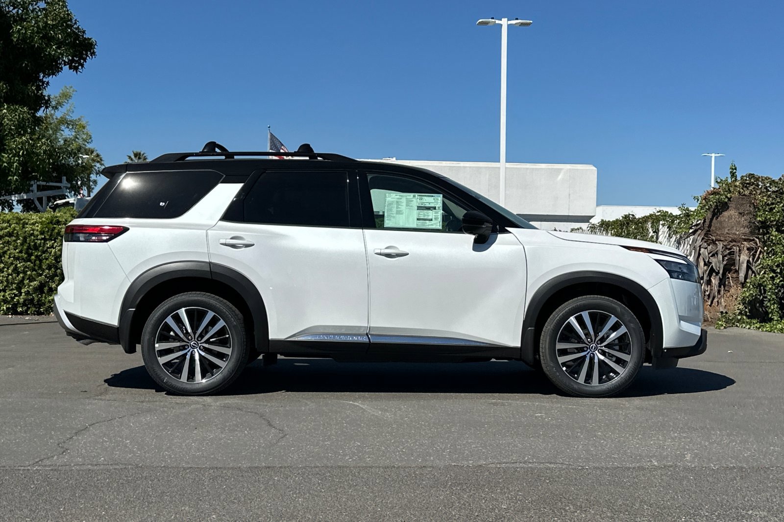 2025 Nissan Pathfinder Platinum photo 3