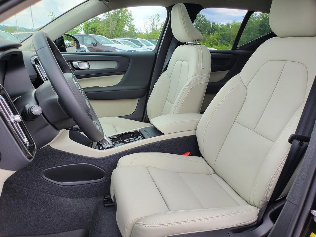 2026 Volvo XC40 Plus photo 3