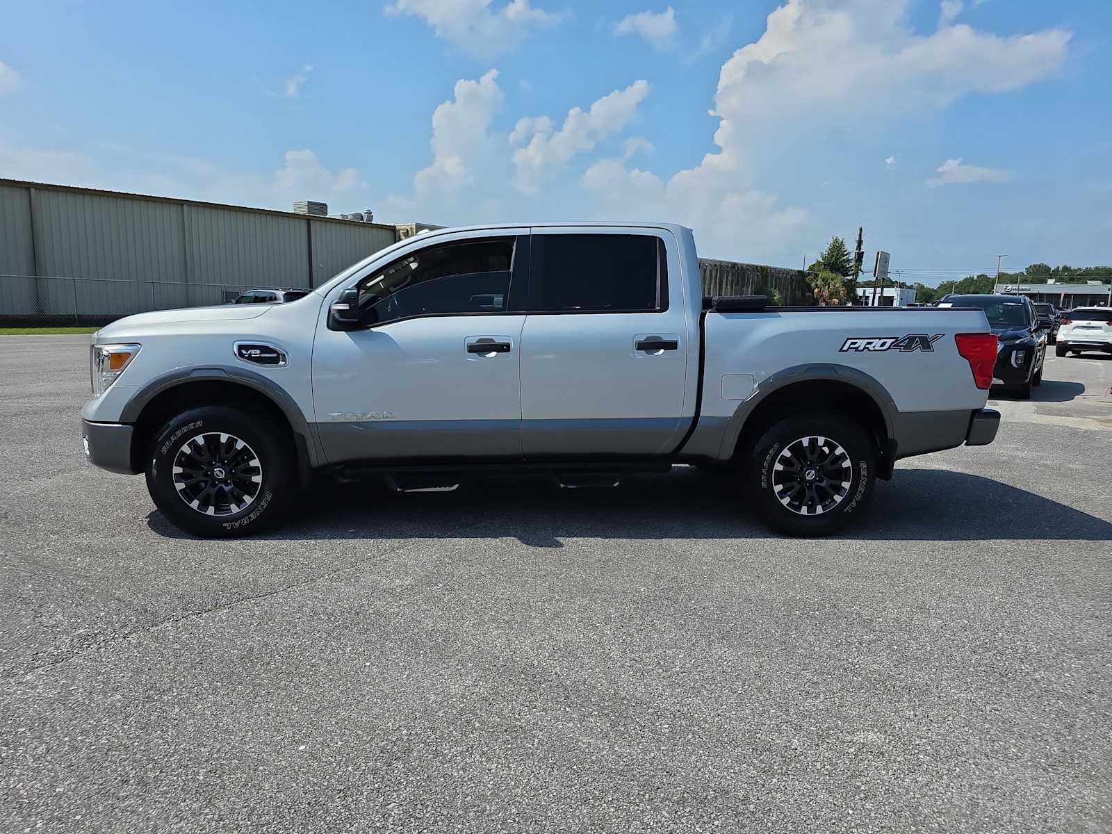 2017 Nissan Titan PRO-4X photo 4
