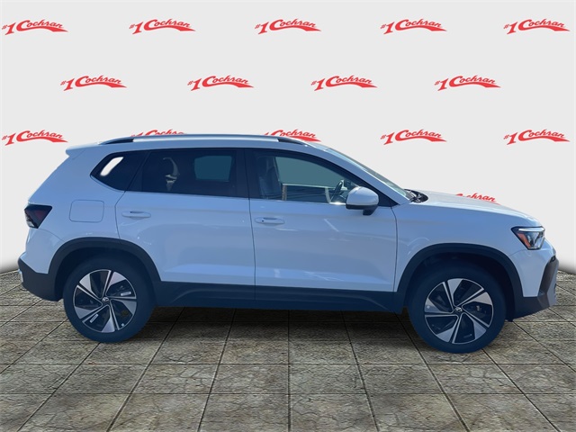 2025 Volkswagen Taos SE photo 2