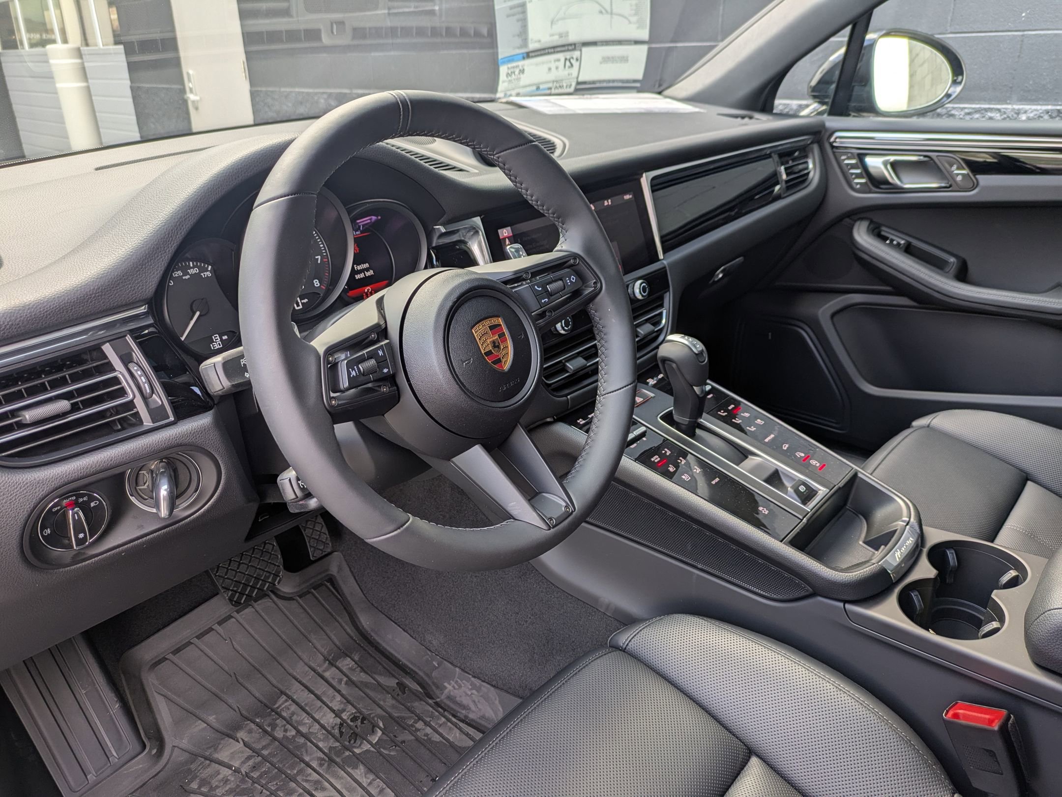 2025 Porsche Macan T photo 4