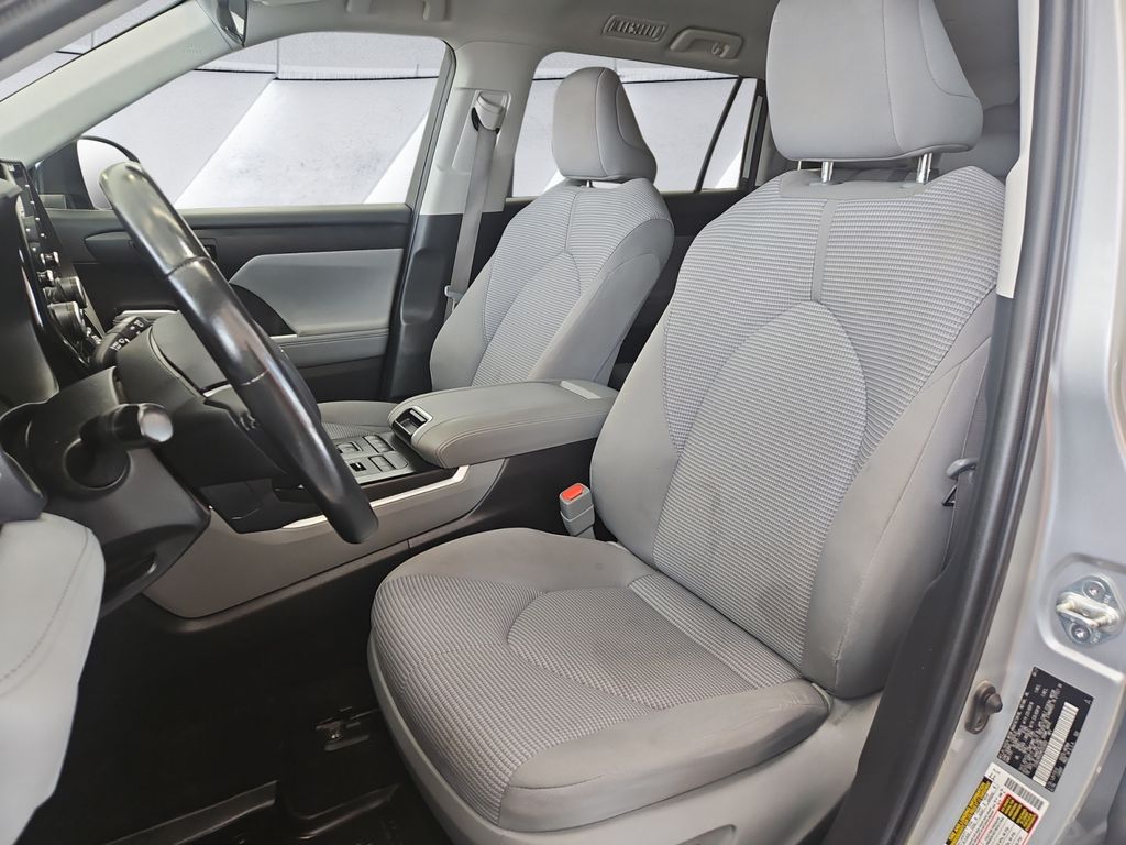 2021 Toyota Highlander LE photo 8