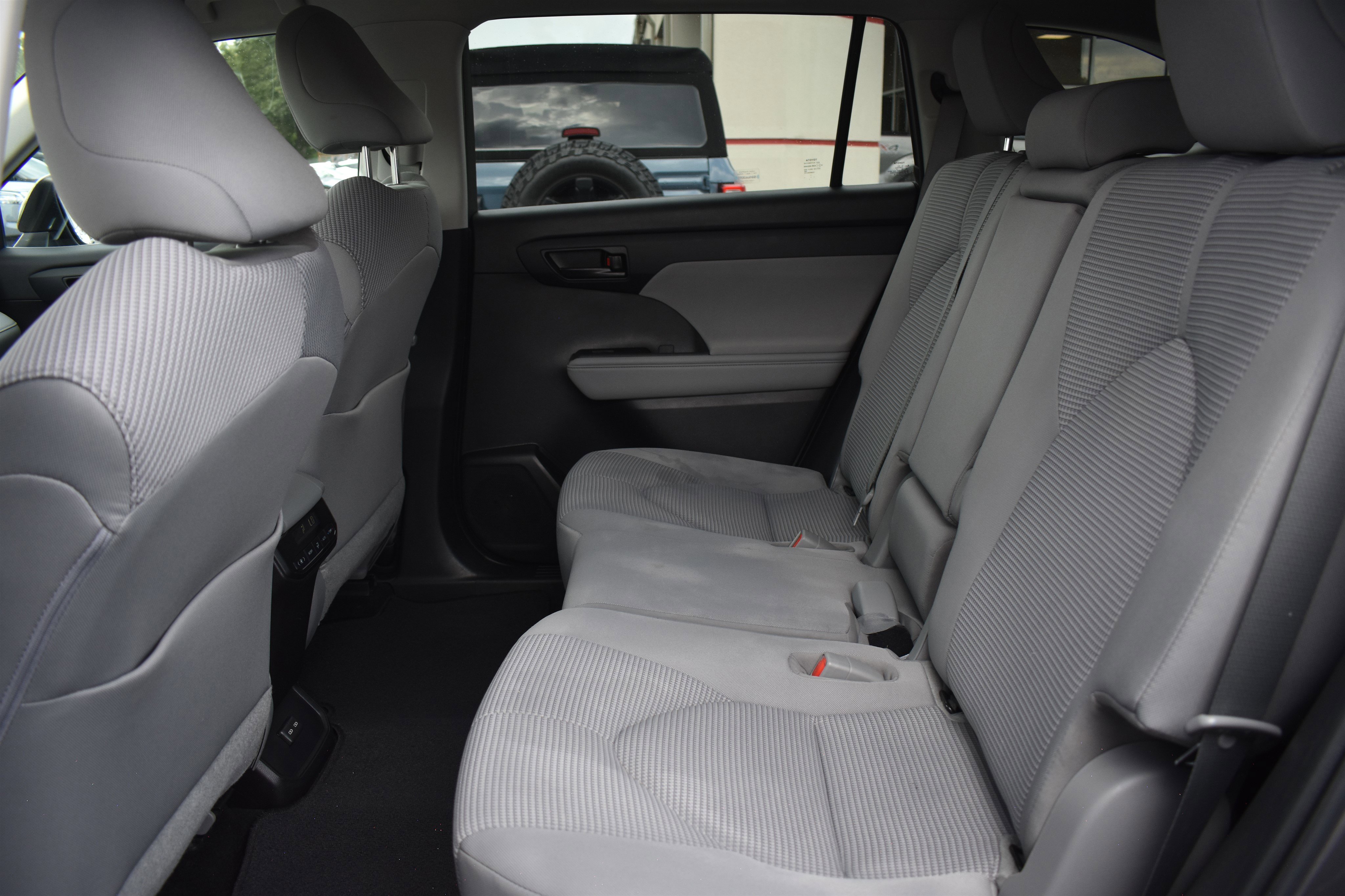 2023 Toyota Highlander L photo 6