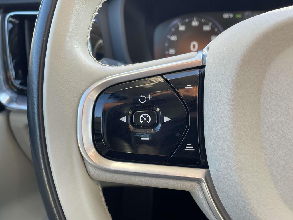 2020 Volvo V60 T5 Momentum photo 9