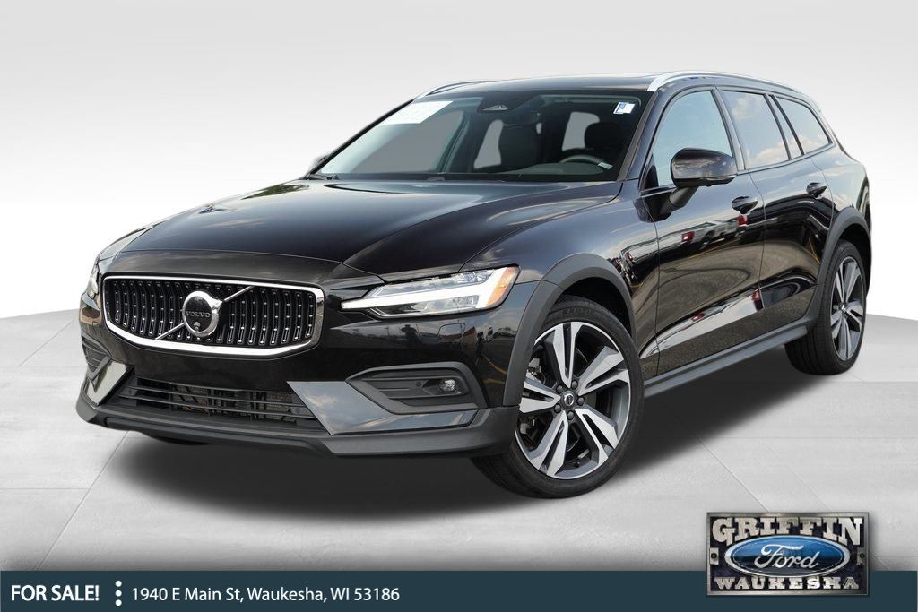 2024 Volvo V60 Cross Country Plus's photo