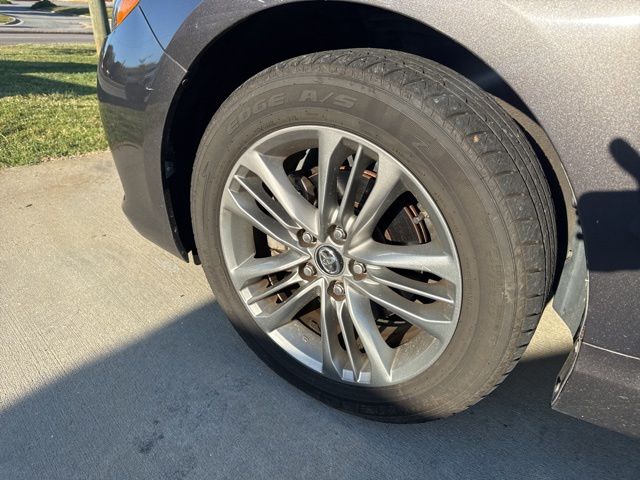 2015 Toyota Camry SE photo 4