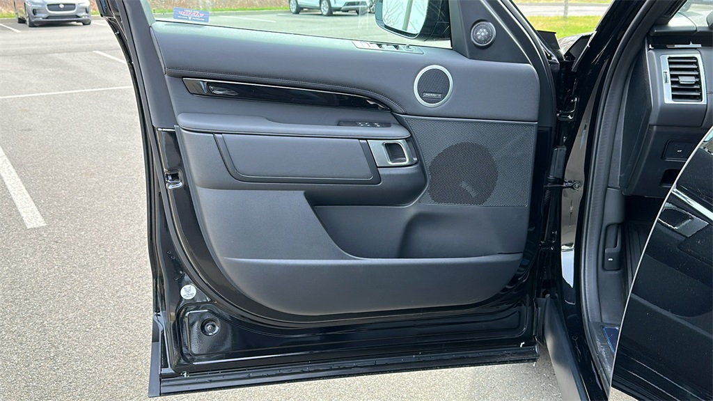 2025 Land Rover Discovery S photo 8