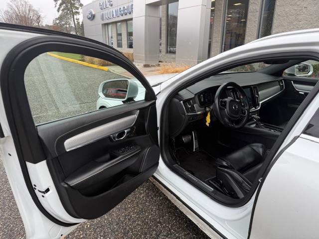 2019 Volvo V90 R-Design's photo