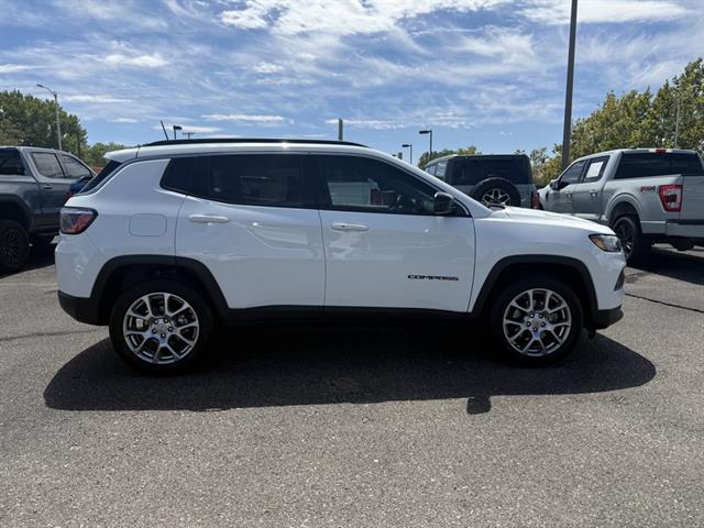 2022 Jeep Compass Latitude Lux photo 2