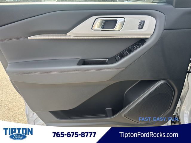 2025 Ford Explorer photo 4