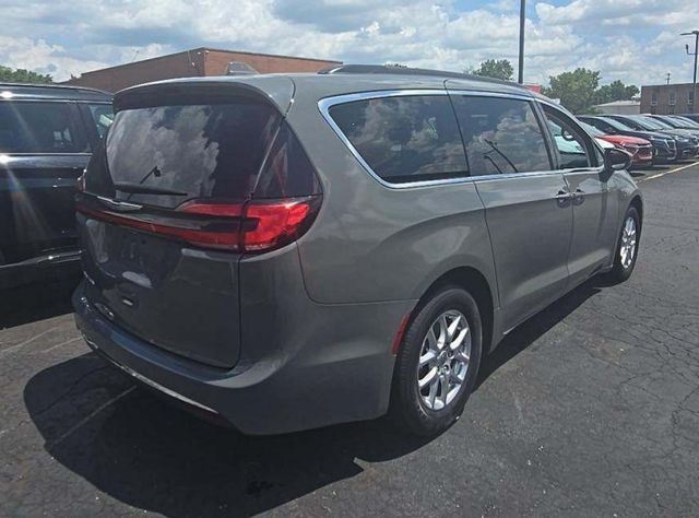 2022 Chrysler Pacifica Touring L photo 2