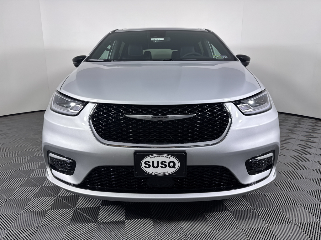 2026 Chrysler Pacifica photo 2