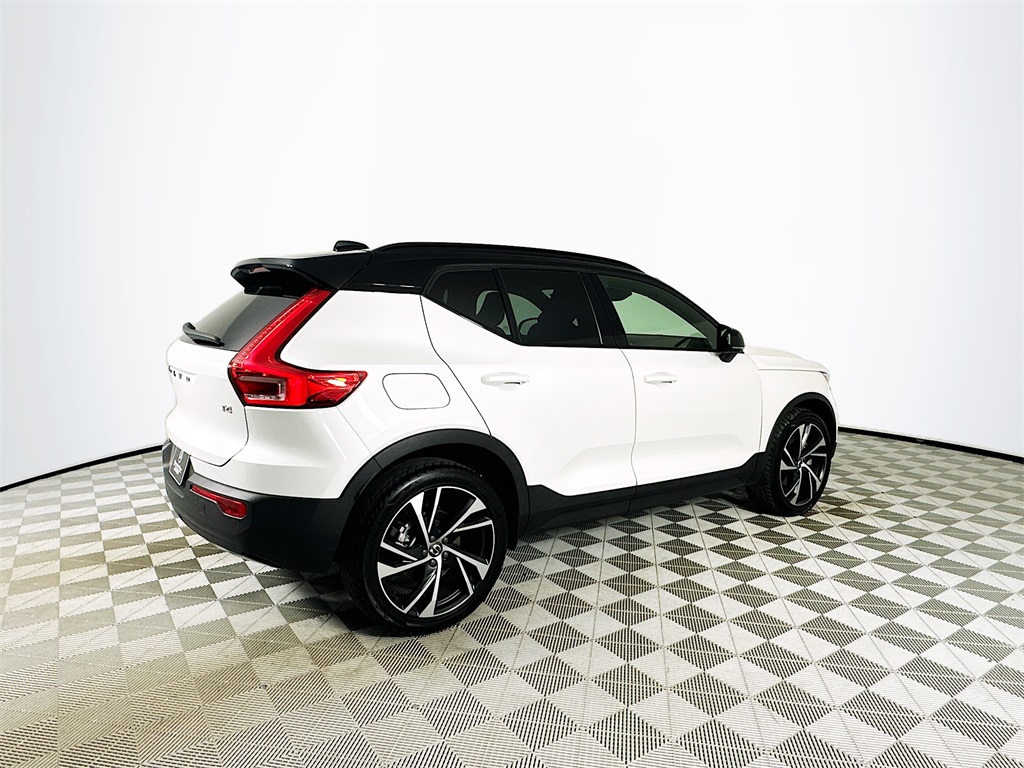 2021 Volvo XC40 R-Design photo 7