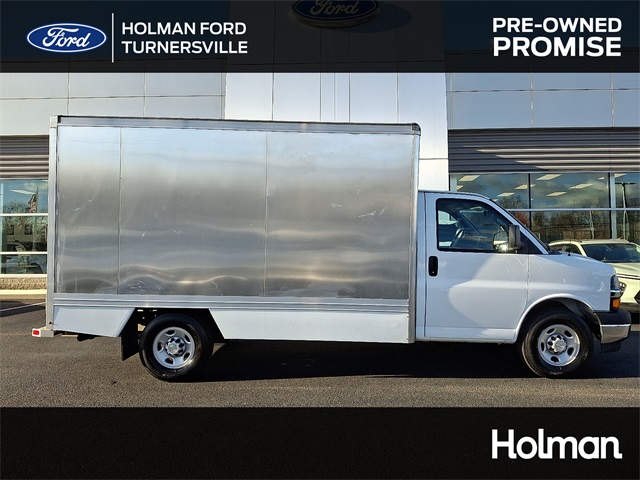 2023 Chevrolet Express Cutaway Base's photo