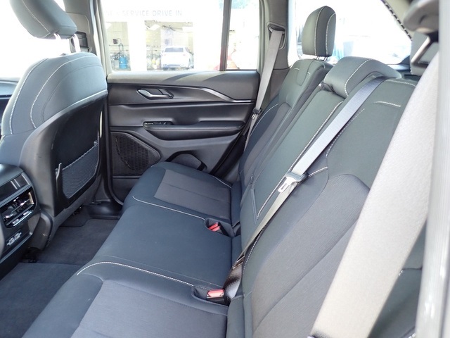 2024 Jeep Grand Cherokee Laredo photo 12