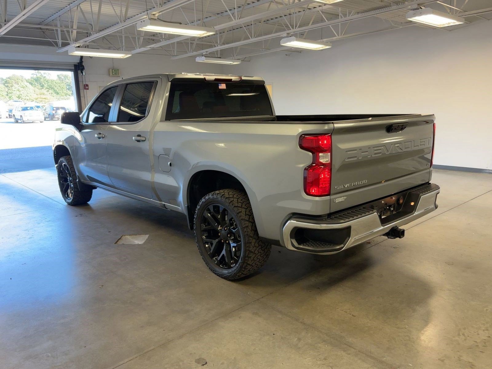 2023 Chevrolet Silverado 1500 LT photo 2