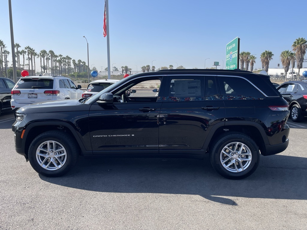 2025 Jeep Grand Cherokee Laredo X photo 3