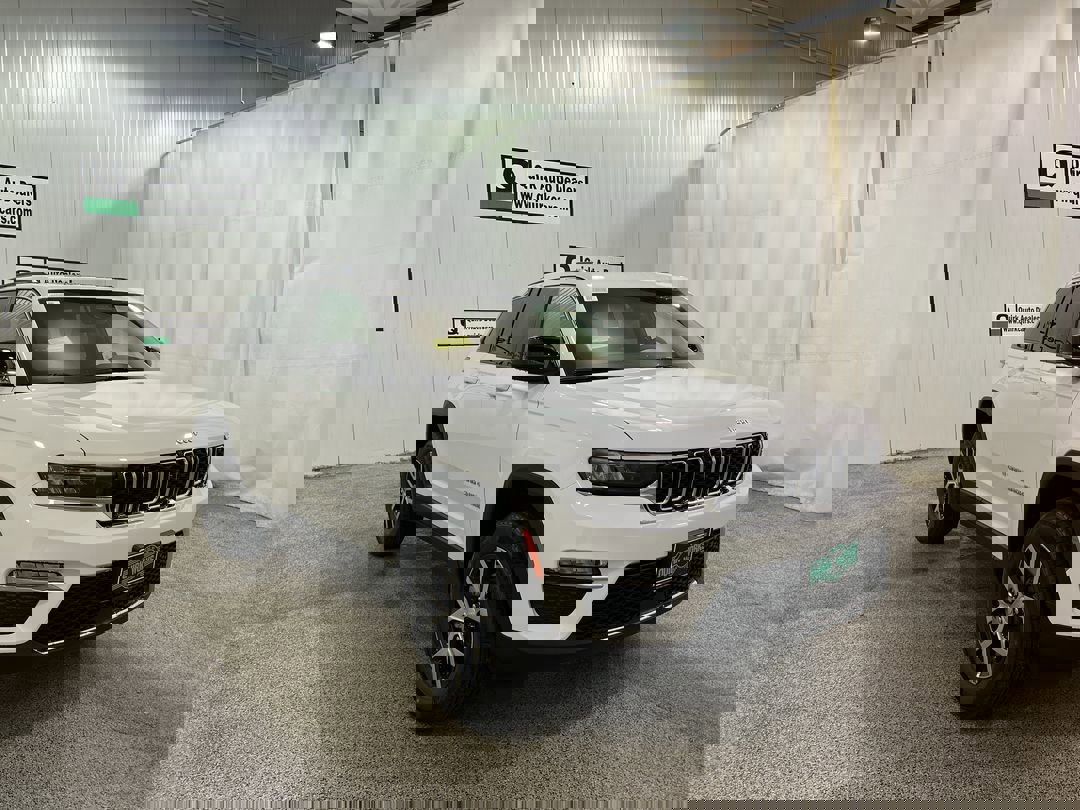 2025 Jeep Grand Cherokee Limited photo 3