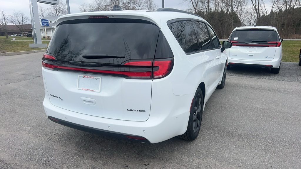 2024 Chrysler Pacifica Limited photo 3