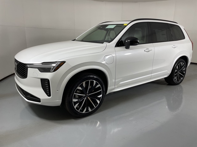 2026 Volvo XC90 T8 photo 3