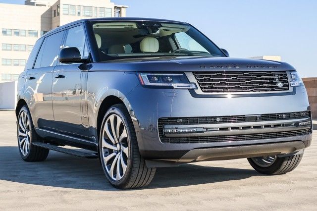 2025 Land Rover Range Rover SE photo 3