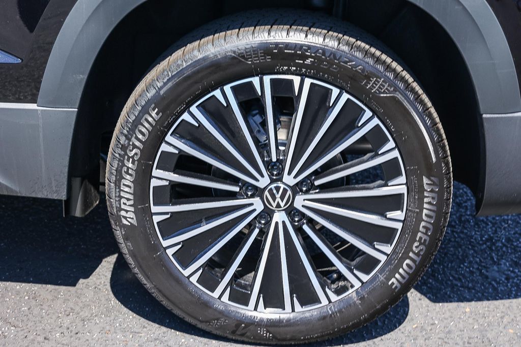 2025 Volkswagen Taos SE photo 2
