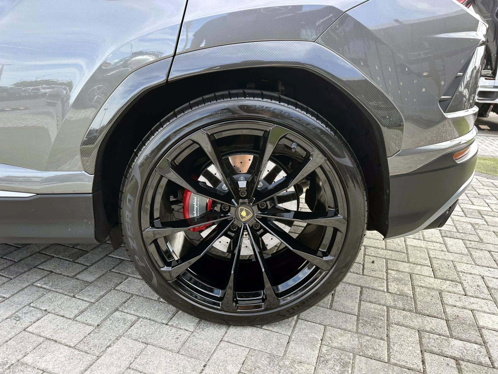 2022 Lamborghini Urus Base photo 11