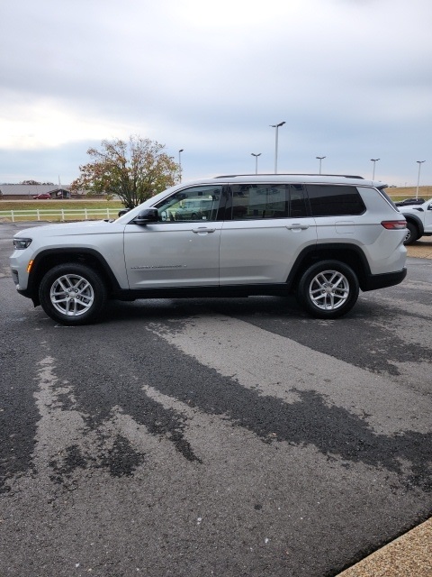 2023 Jeep Grand Cherokee Laredo Altitude photo 3