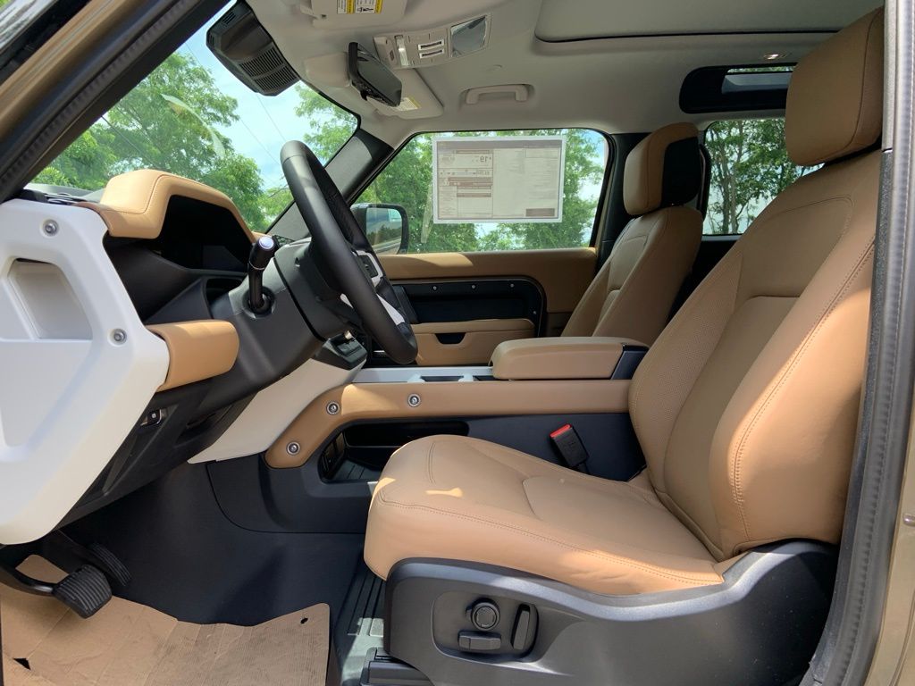 2025 Land Rover Defender 90 S photo 7