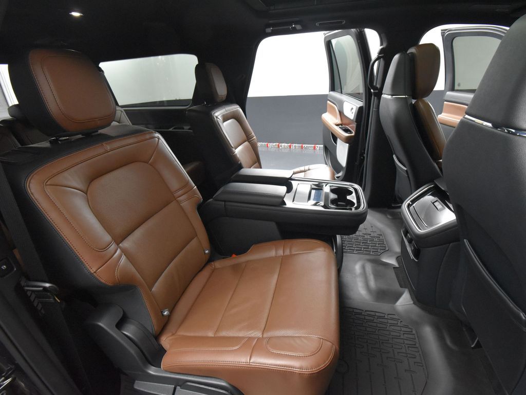 2024 Lincoln Navigator Reserve Luxury Monochromatic photo 39