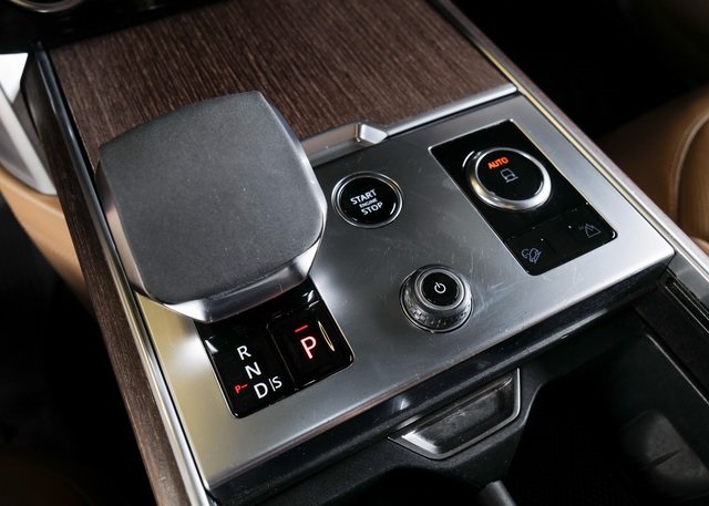 2023 Land Rover Range Rover SE photo 16