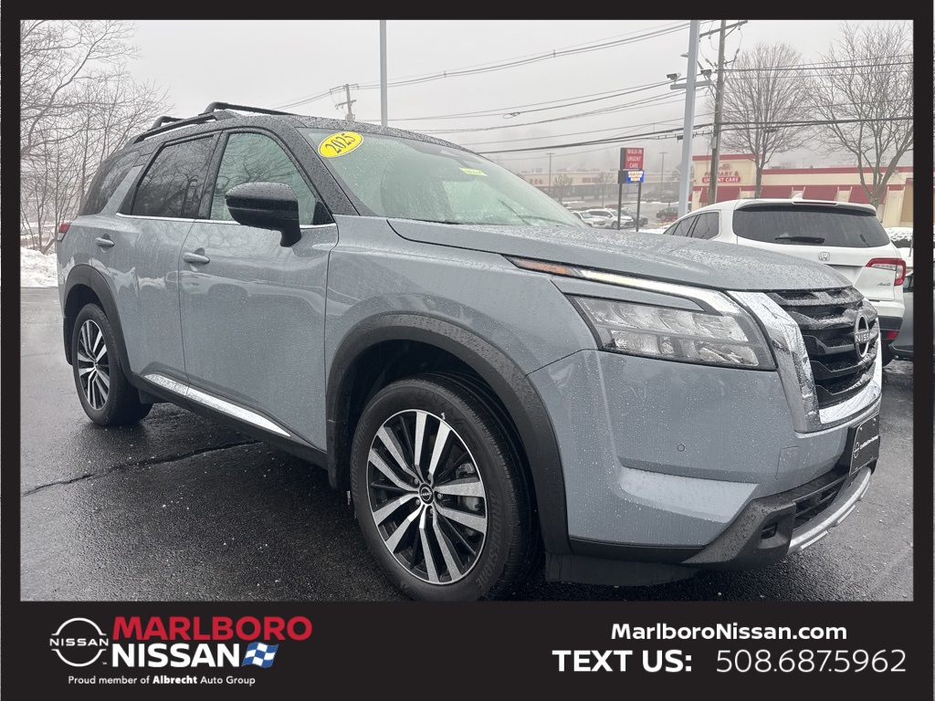 2025 Nissan Pathfinder Platinum's photo