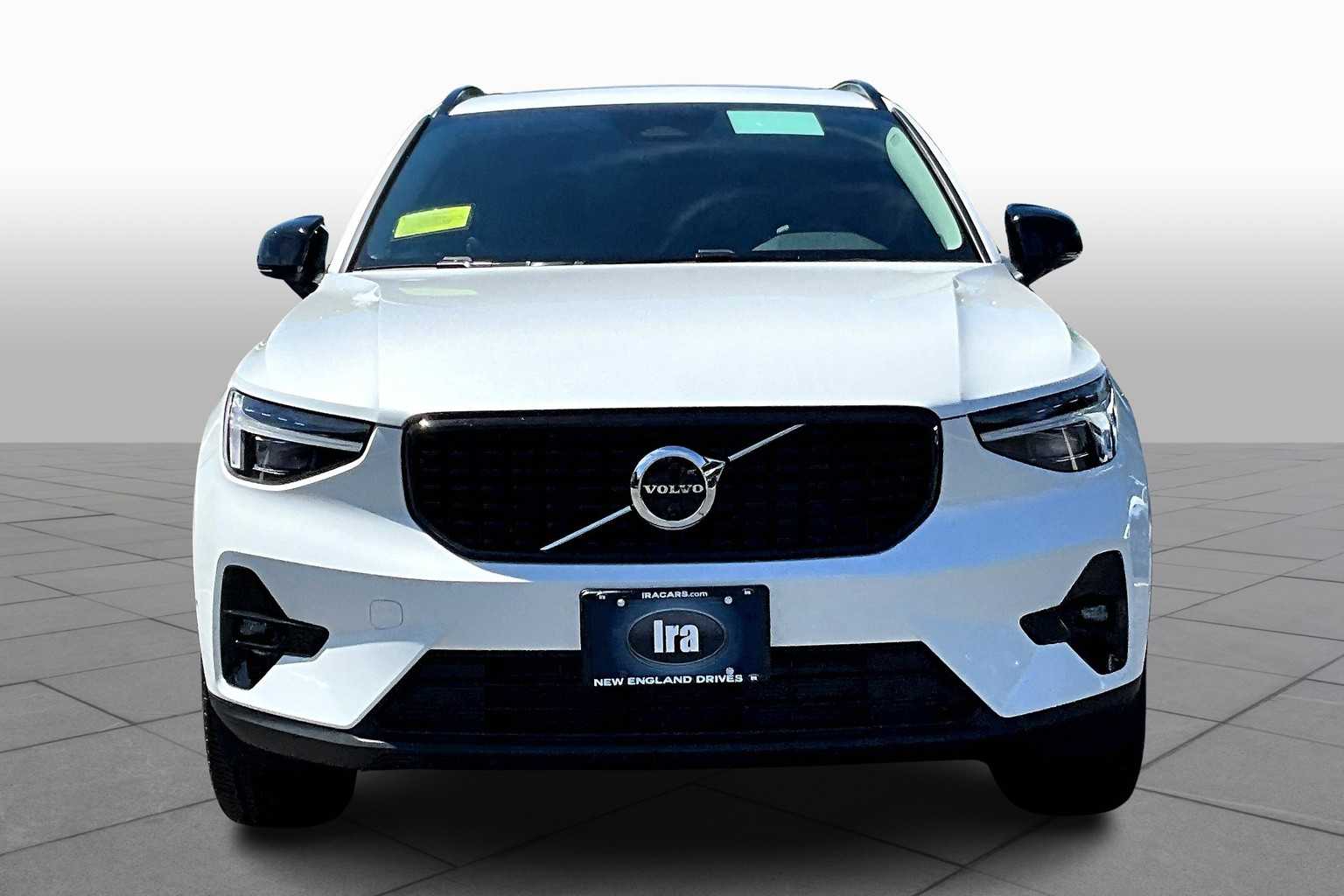 2026 Volvo XC40 Plus photo 2