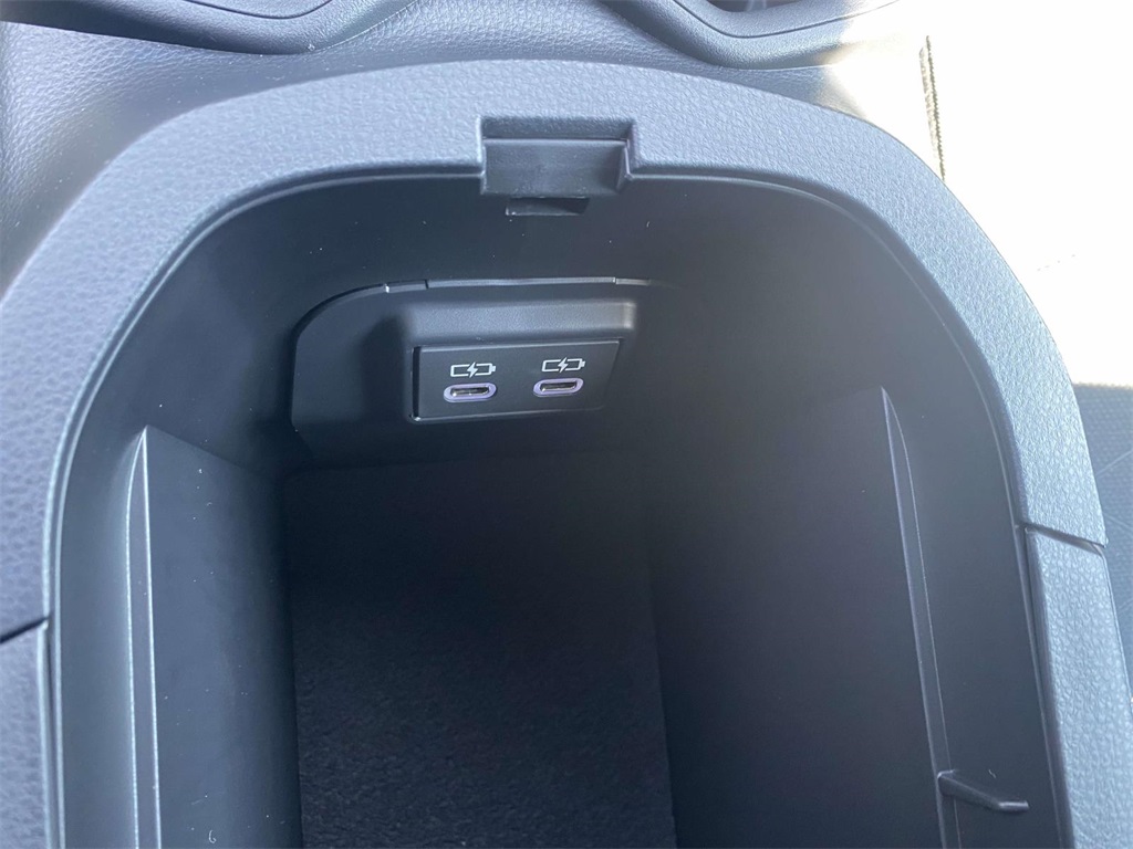 2025 Toyota RAV4 XLE photo 16