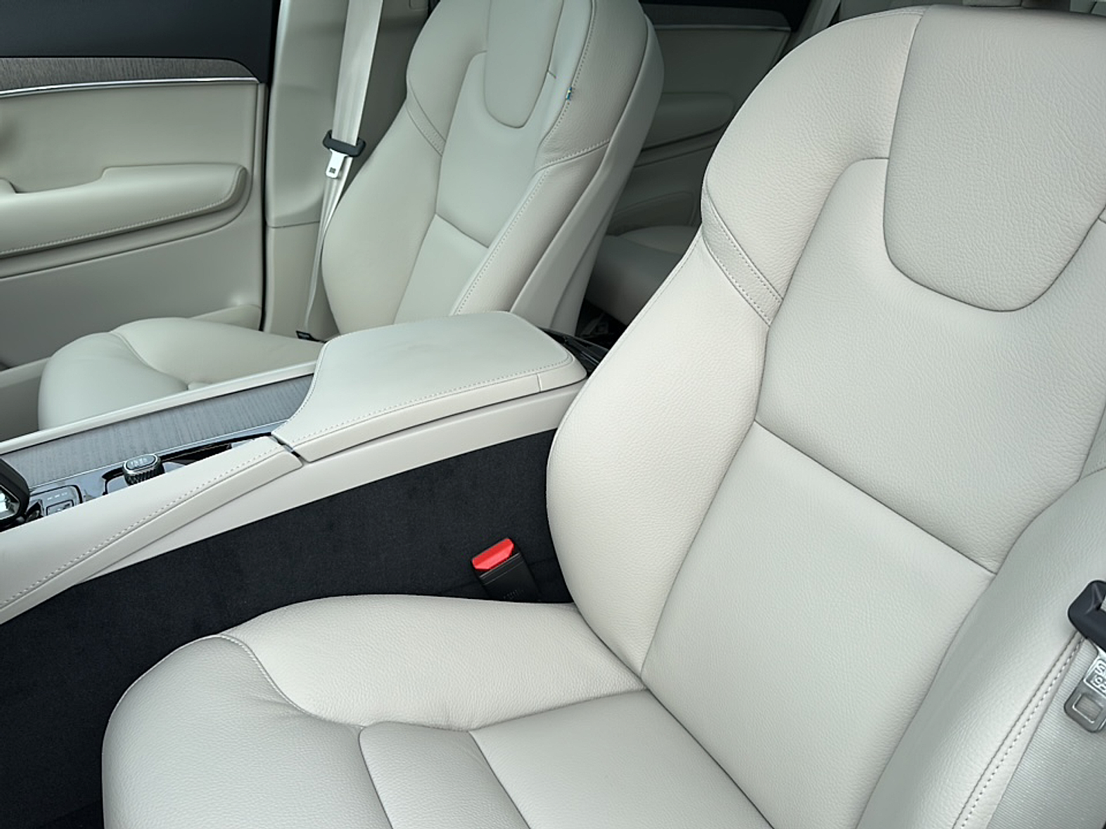 New 2025 Crystal White Volvo T8 Plus 7-Seater image 12