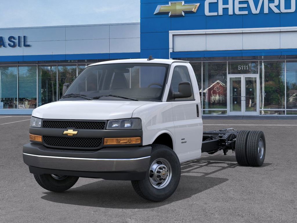 2025 Chevrolet Express Cutaway Base photo 5