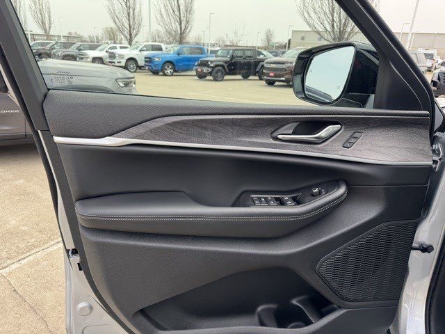 2025 Jeep Grand Cherokee Limited photo 7
