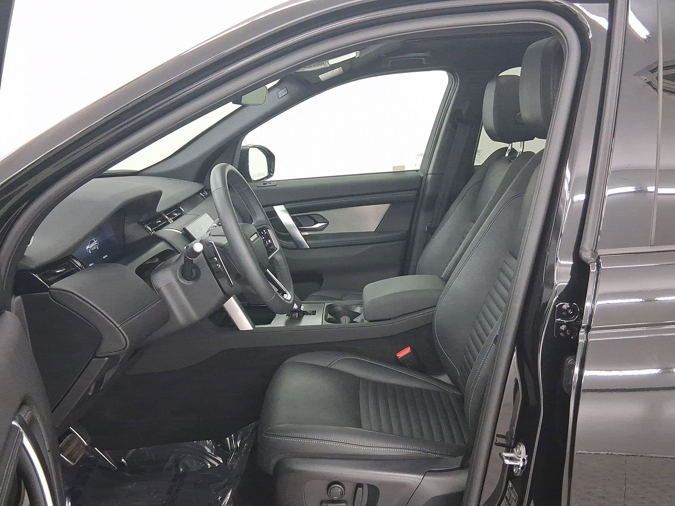 2025 Land Rover Discovery Sport Dynamic SE photo 3