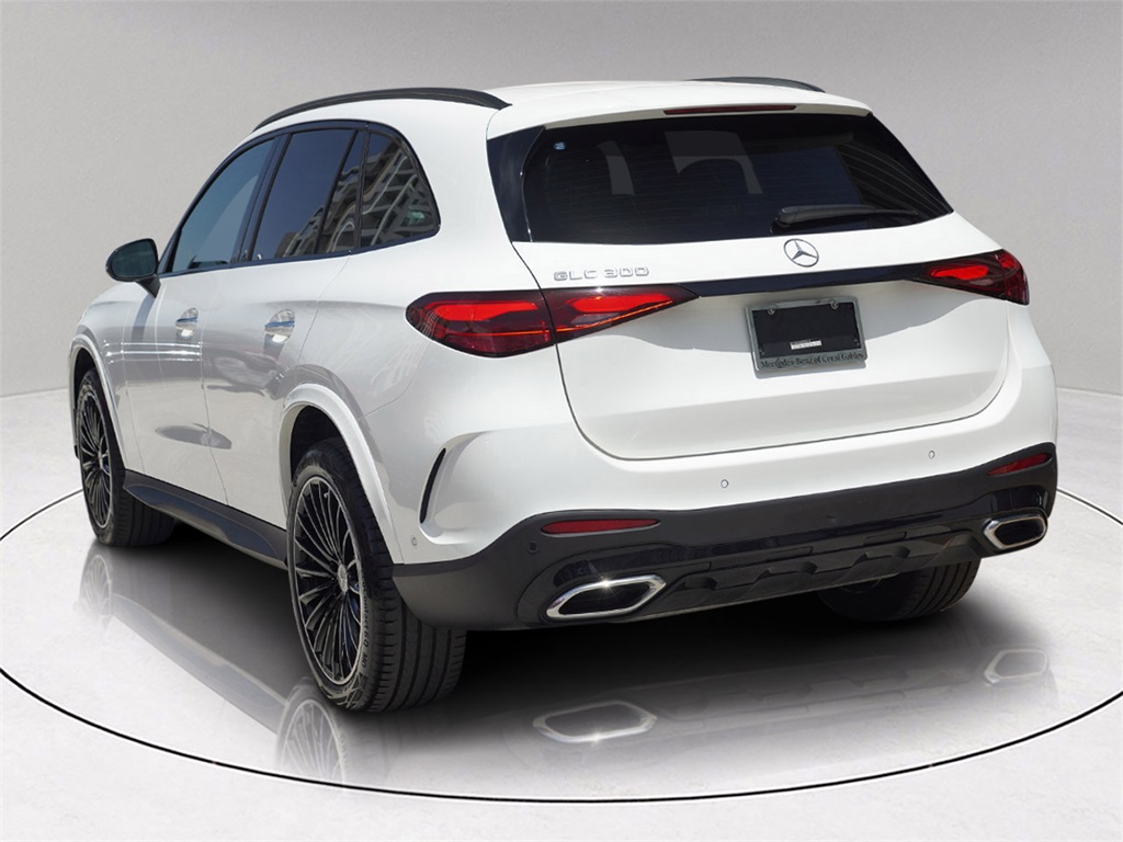 2025 Mercedes Benz GLC 300 photo 3